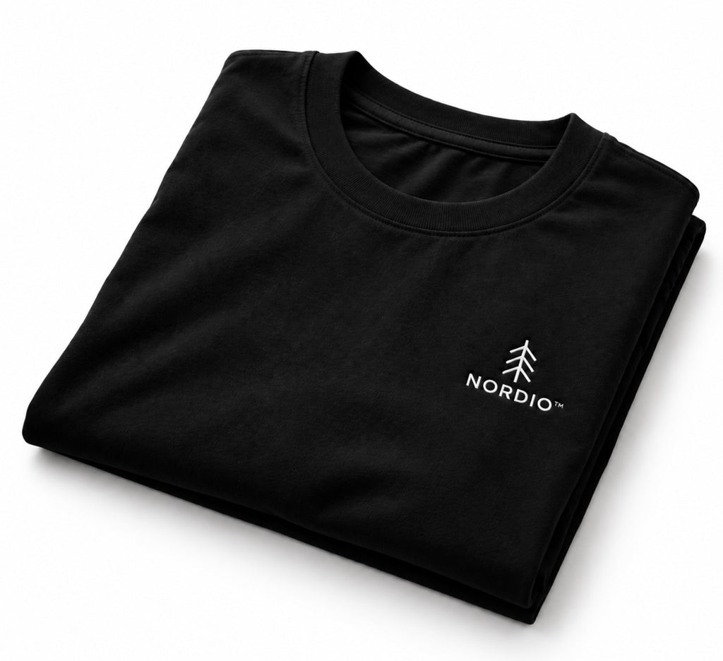 NORDIO Black T-shirt – hajtogatva, fehér háttérrel