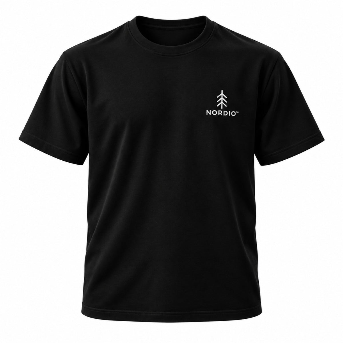 NORDIO Black T-shirt – elöl, mini fenyő logóval
