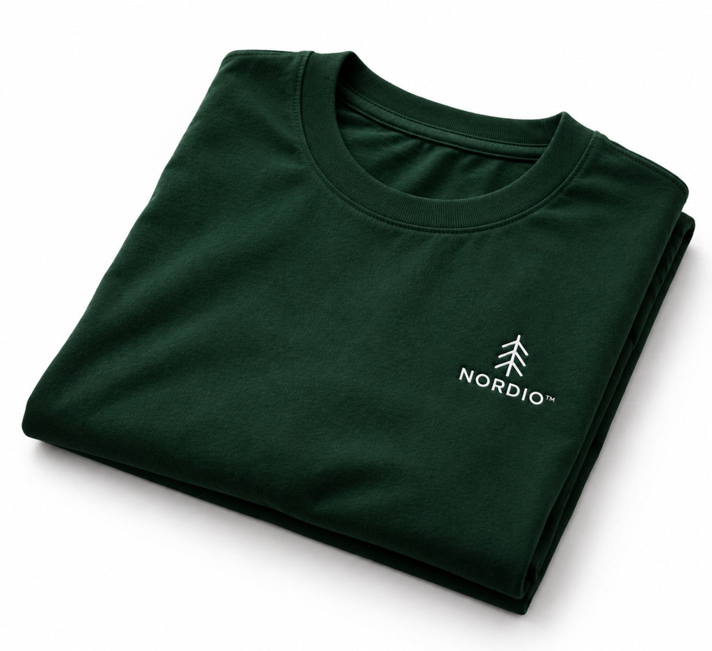 NORDIO Forest Green T-shirt – hajtogatva, fehér háttérrel