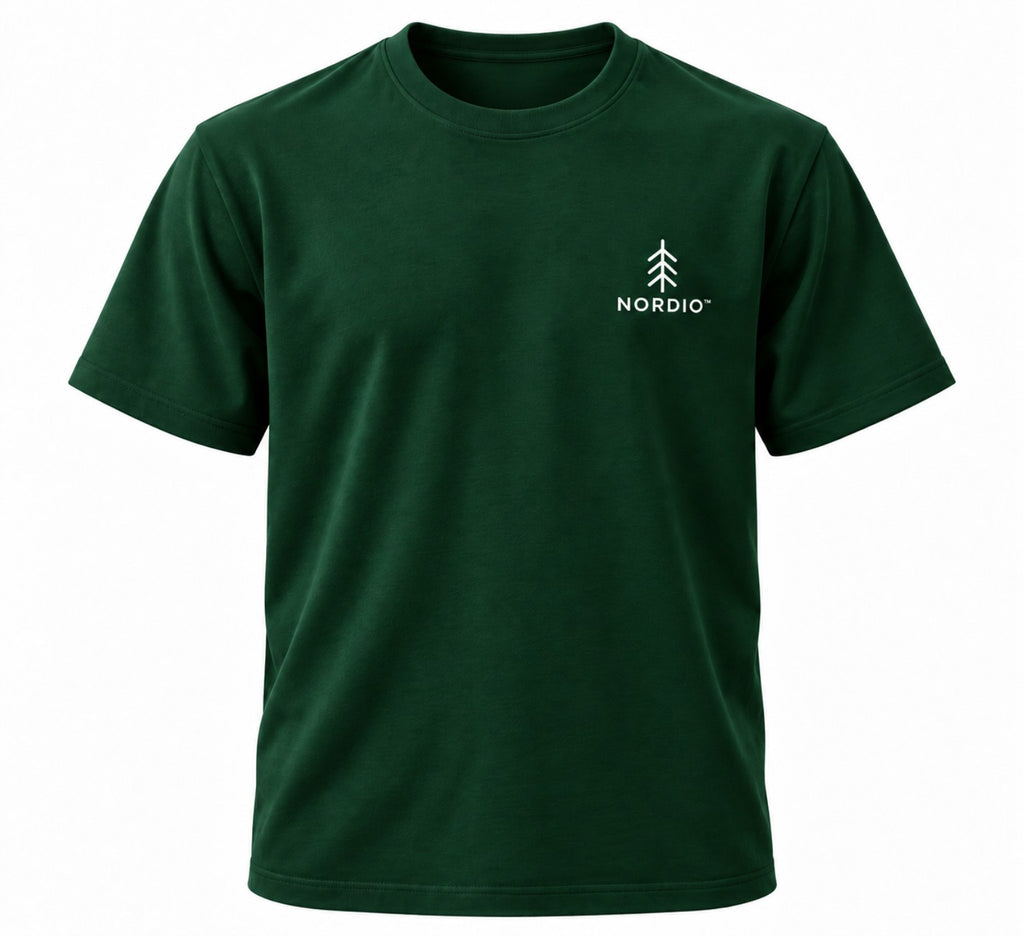 NORDIO Forest Green T-shirt – elöl, mini fenyő logóval