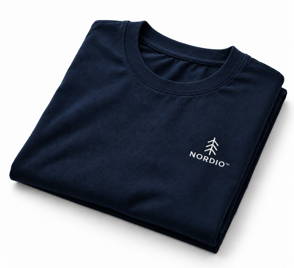 NORDIO Navy Blue T-shirt – hajtogatva, fehér háttérrel