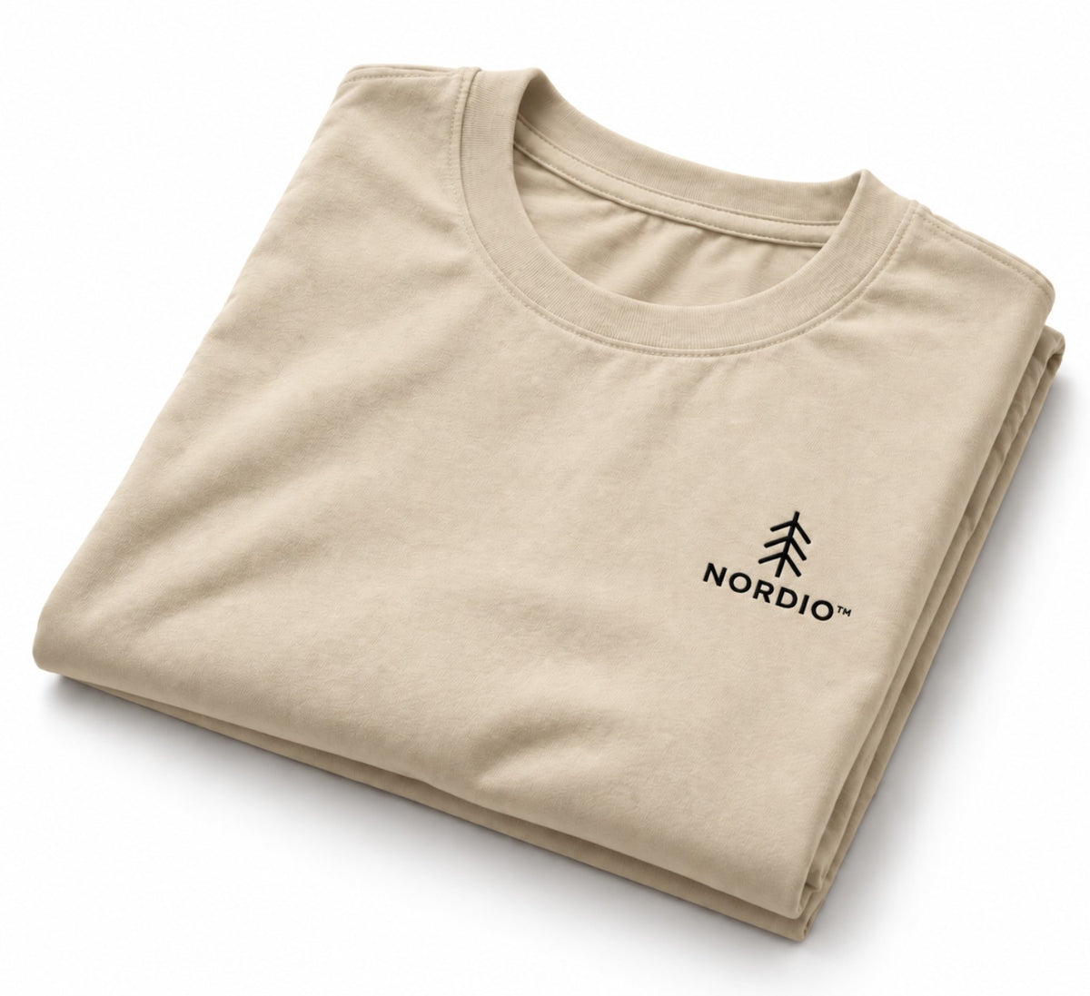 NORDIO Sand T-shirt – hajtogatva, fehér háttérrel